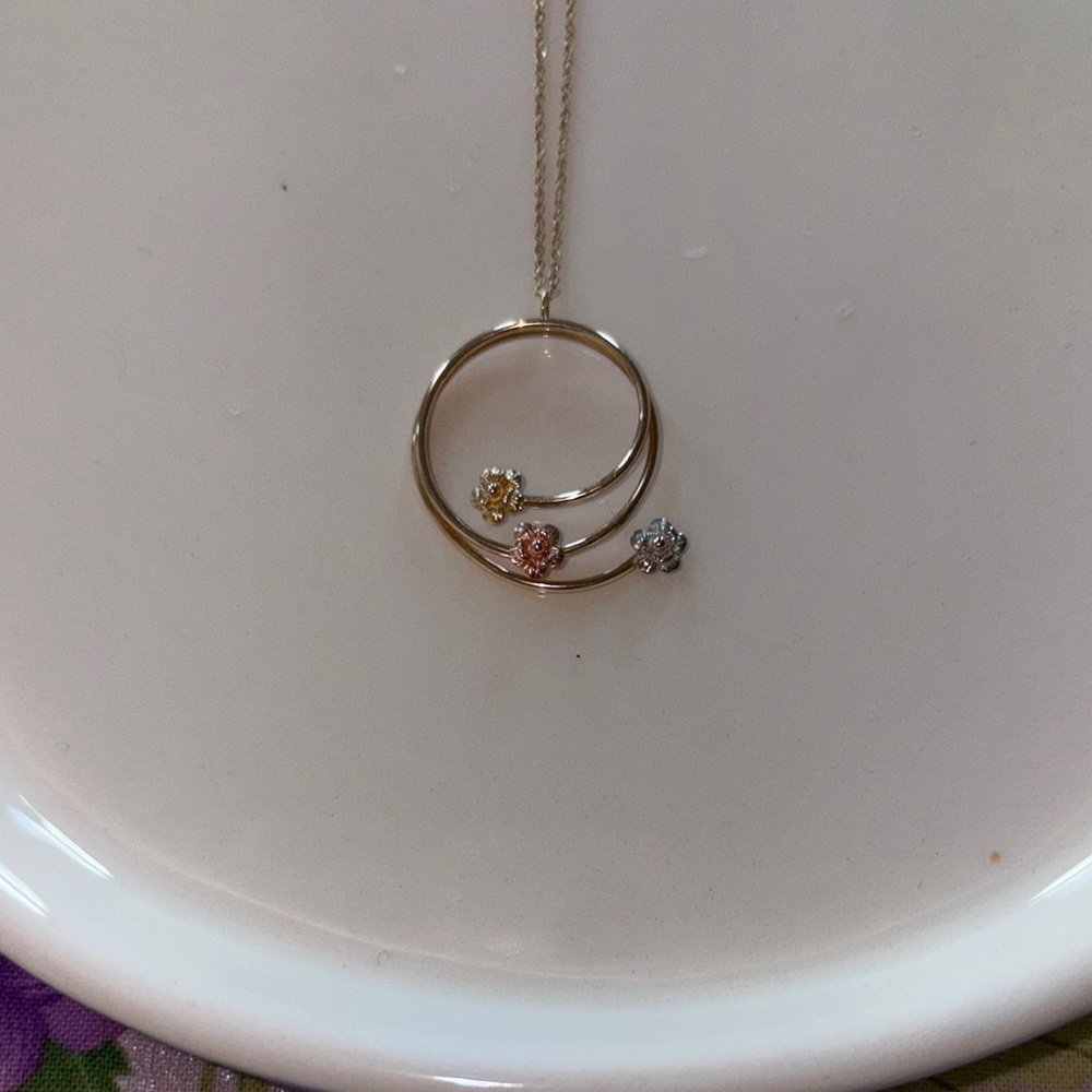 10k tri-color good necklace with circle pendant.  18” chain.